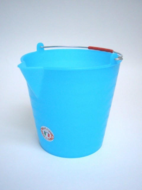 Bucket with spout 12 l - 1