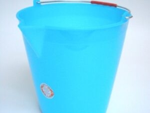 Bucket with spout 17 l