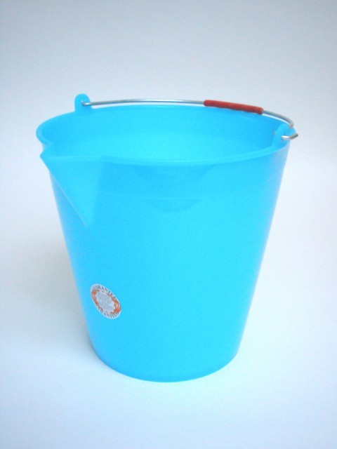 Bucket with spout 17 l - 1